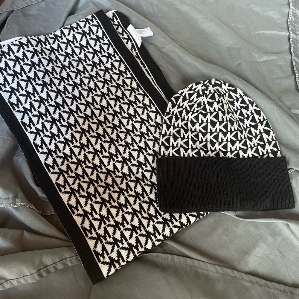 Michael kors monogram scarf set